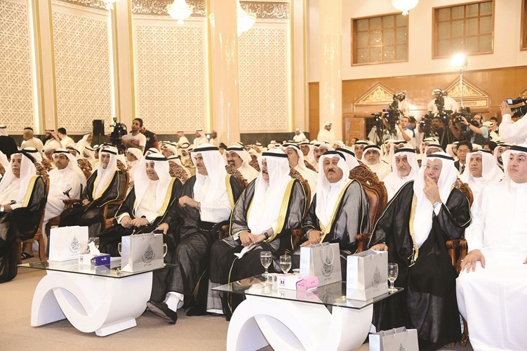 الشيخ سلمان الحمود ويعقوب الصانع والفريق مثابت المهنا وجواد بو خمسين في مقدمة الحضور خلال حفل التابين ﻿
