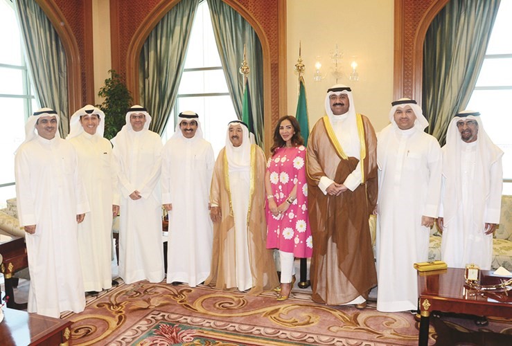 صاحب السمو الامير الشيخ صباح الاحمد مستقبلا محمد جاسم المرزوق والشيخ عبدالله علي الصباح والشيخة سارة الدعيج وعبدالعزيز سعود اسحق ومحمود الزبيد وعبدالله البريهي ومحمد المباركي وعلاء الرومي﻿