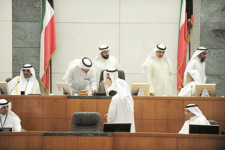 رئيس مجلس الامة مرزوق الغانم ونائبه مبارك الخرينج وانس الصالح ودعلي العمير وجمال العمر ودعبدالرحمن الجيران وعدنان عبدالصمد على المنصة
