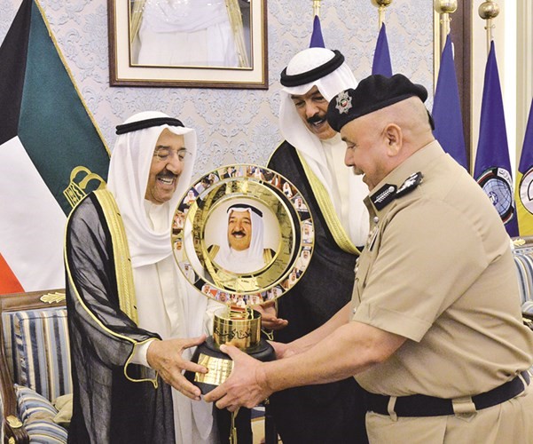صاحب السمو الامير الشيخ صباح الاحمد يتلقى هدية تذكارية من الشيخ محمد الخالد والفريق سليمان الفهد﻿