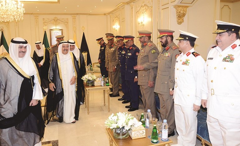 صاحب السمو الامير الشيخ صباح الاحمد لدى زيارته الى نادي ضباط الجيش وفي استقباله الشيخ خالد الجراح وكبار الضباط﻿