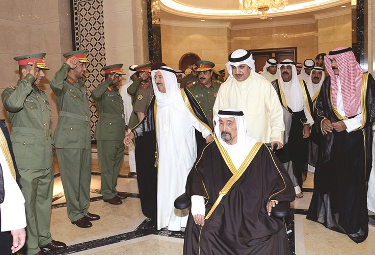 صاحب السمو الامير الشيخ صباح الاحمد وسمو ولي العهد الشيخ نواف الاحمد في الرئاسة العامة للحرس الوطني وفي استقبالهما سمو الشيخ سالم العلي والشيخ مشعل الاحمد ويبدو الشيخ ناصر صباح الاحمد﻿