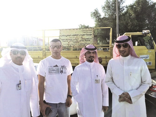 اعضاء فريق البلدية خلال الجولة