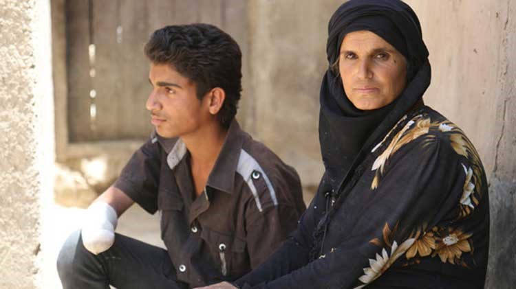 بالصور.. قصة الفتى الذي قطع داعش يده بعد تعذيبه