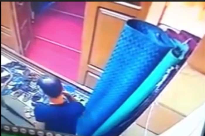 بالفيديو.. لص يسرق أحذية المصلين أثناء أدائهم صلاة الفجر