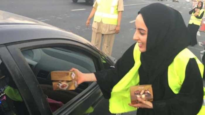 بالصور.. أصغر وزيرة إماراتية توزع الطعام على الطرقات