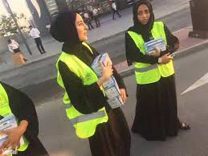 بالصور.. أصغر وزيرة إماراتية توزع الطعام على الطرقات