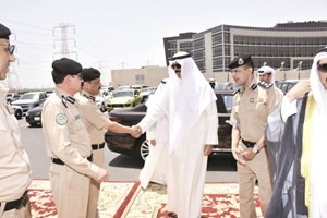 وزير الداخلية الشيخ محمد الخالد خلال لقائه مع قياديي الخدمات المساندة والمرور