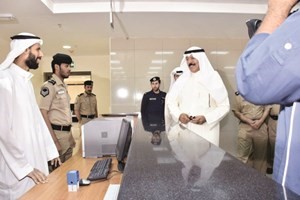 الخالد متحدثا مع احد الموظفين