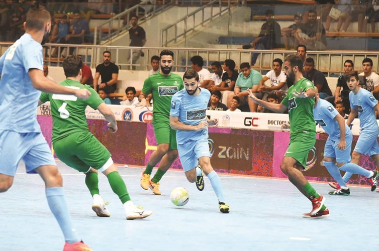 محاصر بين اكثر من لاعب﻿