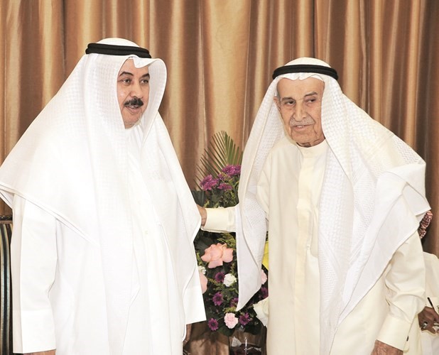 خلف دميثير مع احد كبار السن﻿