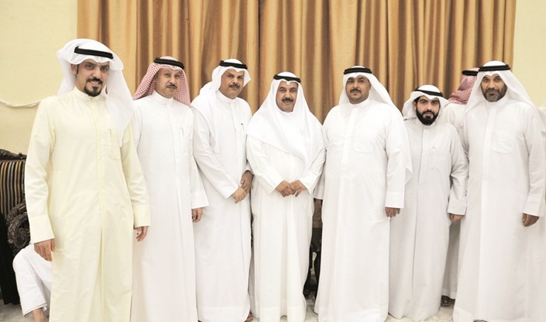 خلف دميثير متوسطا المهنئين بالشهر الفضيل﻿