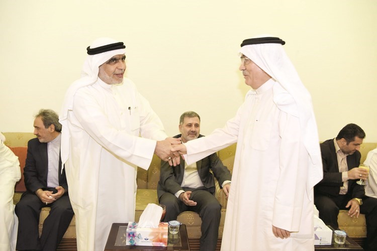 عبدالصمد اثناء استقباله احد المباركين