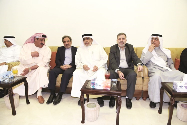 عدنان عبدالصمد متوسطا السفير الايراني وبعض المهنئين