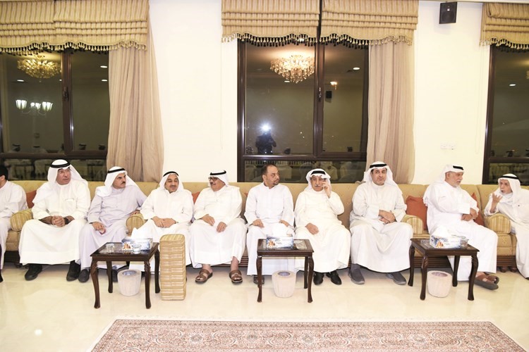 جانب اخر من الحضور في ديوان عدنان عبدالصمد