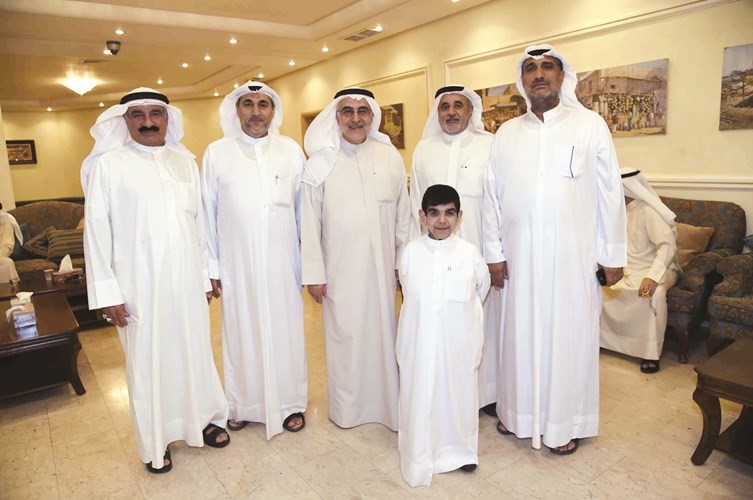 احمد لاري يتوسط المهنئين بالشهر المبارك