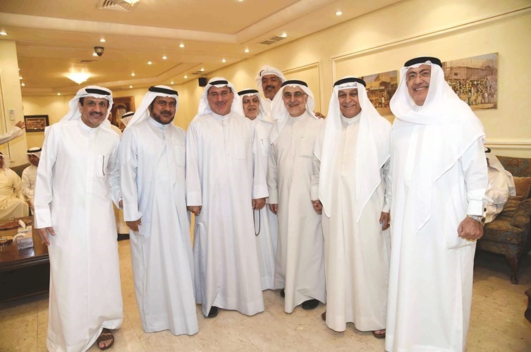 احمد لاري يتوسط ابناء الدائرة الاولى