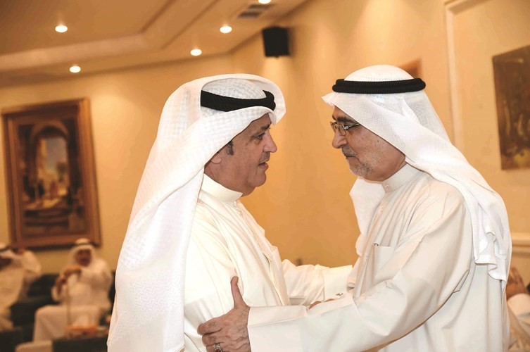 احمد لاري يستقبل احد المهنئين