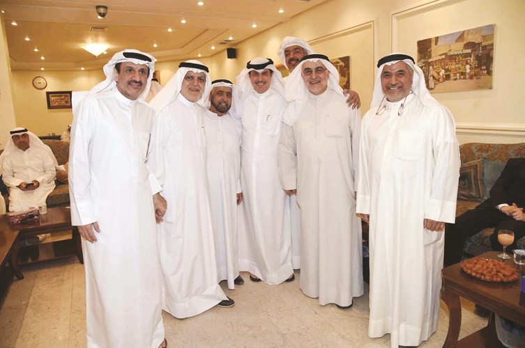 عدد من المهنئين مع النائب احمد لاري