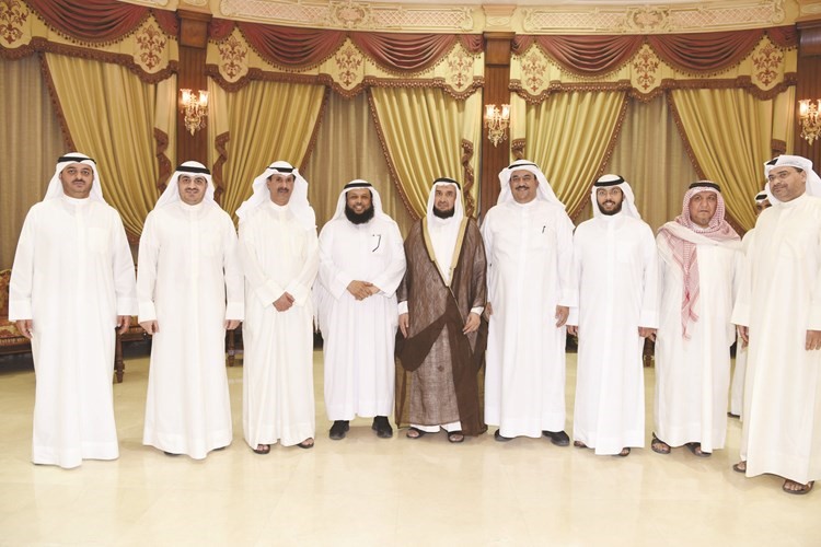 حمود الحمدان ودجاسم الحمدان يتوسطان داحمد الاثري وعددا من المهنئين ريليش كومار﻿