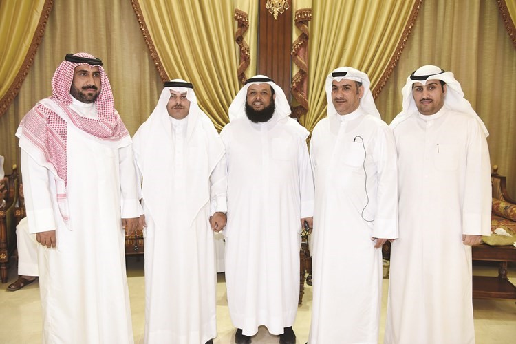  ويتوسط عددا اخر من المباركين﻿