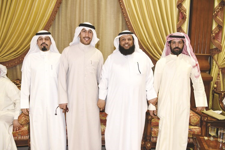 الحمدان يتوسط مهنئين بالشهر الفضيل﻿
