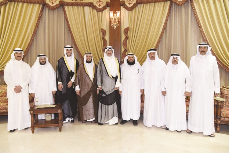 حمود الحمدان متوسطا محافظ الاحمدي الشيخ فواز الخالد وعددا من المهنئين ويبدو دجاسم الحمدان﻿