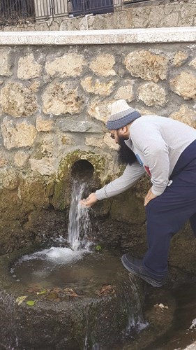 ويشرب من نبع الماء﻿