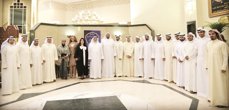 تجمع المهندسين في لقطة تذكارية﻿