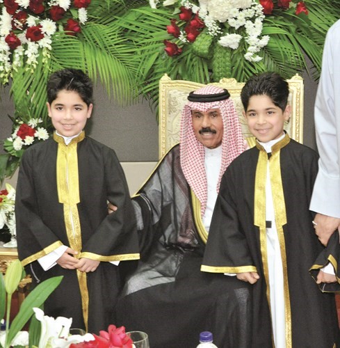 ممثل صاحب السمو الامير سمو ولي العهد مع اثنين من ابنائه في نادي المعاقين﻿