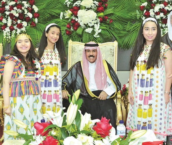 وسموه محاطا بعدد من الزهرات في النادي﻿