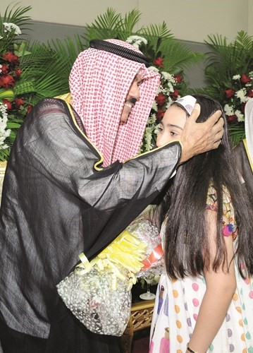 استقبال ممثل صاحب السمو الامير سمو ولي العهد الشيخ نواف الاحمد بالورود﻿