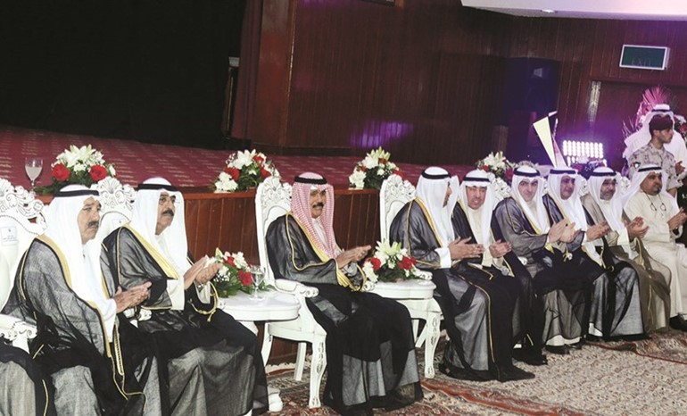 ممثل صاحب السمو الامير سمو ولي العهد الشيخ نواف الاحمد والشيخ مشعل الاحمد والشيخ ناصر صباحالاحمدوياسر ابل وعدد من الحضور في جمعية المكفوفين﻿