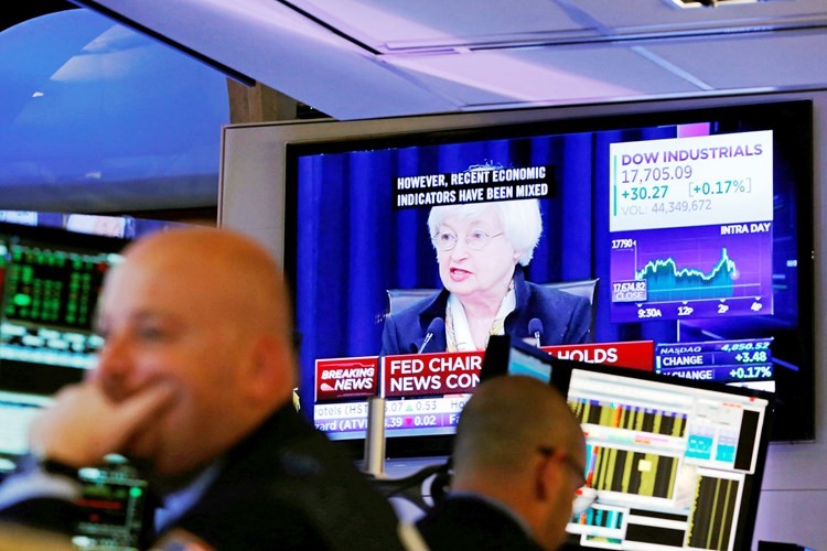 يلين تتحدث على تلفاز في بورصة نيويورك NYSE بعد فترة وجيزة من قرع جرس الافتتاح 	رويترز﻿
