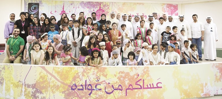 فريق ومتطوعو زين مع الفنان داود حسين والفنانة عبير الجندي يتوسطون الاطفال خلال الحفل ﻿