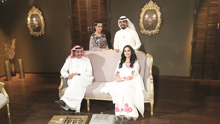 جمال الردهان ونور مع مقدمي البرنامج احمد الموسوي ونور العبدالله﻿
