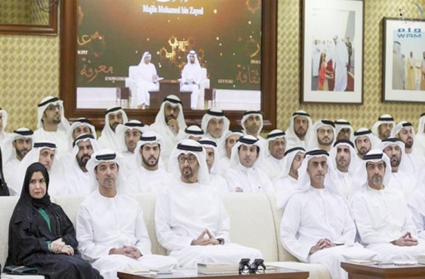 صاحب السمو الشيخ محمد بن زايد ال نهيان ولي عهد ابوظبي نائب القائد الاعلى للقوات المسلحة مستمعا لوزير الدولة للشؤون الخارجية دانور قرقاش امس الاول في المحاضرة الرمضانية الثالثة بعنوان الامارات والتحالف وازمة اليمن القرار الضرورةوام ﻿