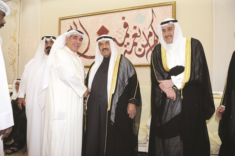 عادل الخرافي يبارك ويبدو الشيخ احمد الخليفة﻿