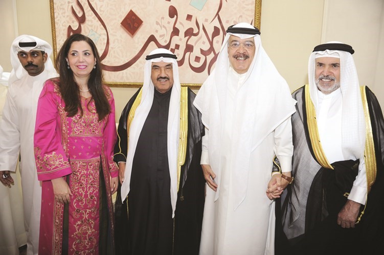 د رولا دشتي ويوسف الجاسم والسفير البحريني يباركون ﻿