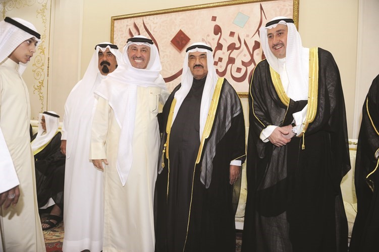 محمد طنا يبارك ويبدو الشيخ احمد الخليفة﻿