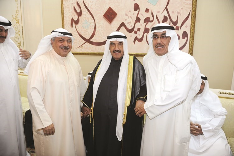 الزميلان عدنان الراشد وحسن الصايغ يقدمان التهاني ﻿