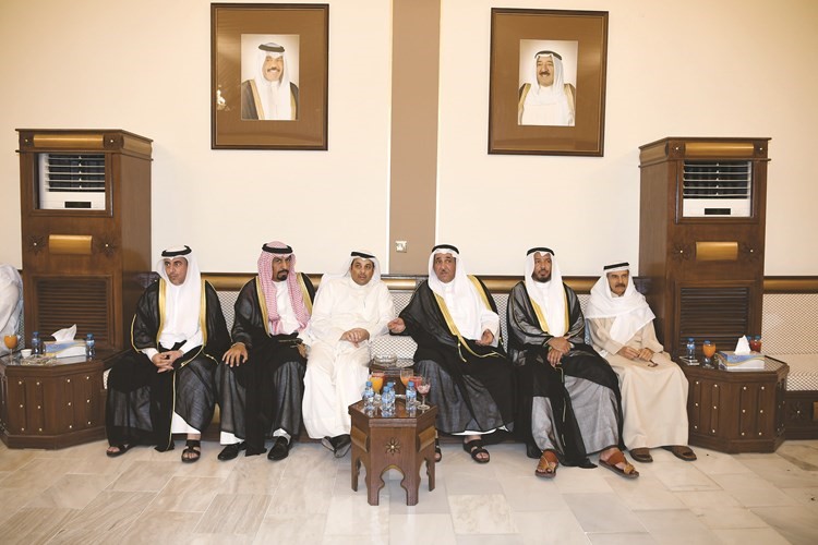 المستشار فيصل المرشد ودعبدالله المعتوق والشيخ فاضل الخالد والسفير الشيخ علي الخالد يباركون﻿