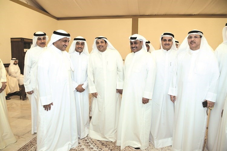 عبدالمحسن ولؤي واياد وطلال جاسم الخرافي مع المهنئين﻿