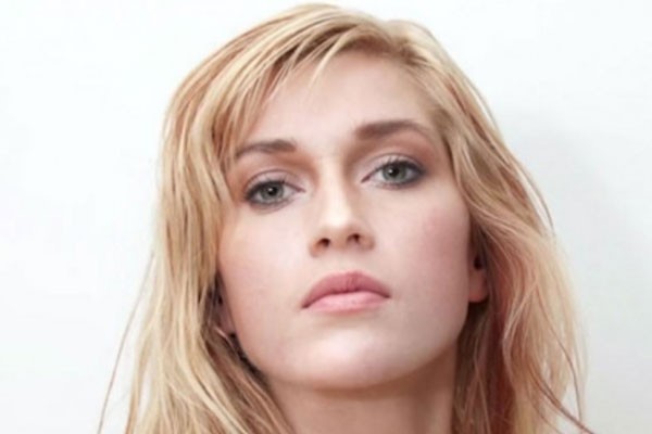 بالصور.. فتاة تخضع لـ18 عملية تجميل لتصبح شبيهة بشخصية كرتونية