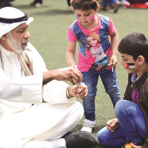 السويلم يداعب اطفال المخيمات