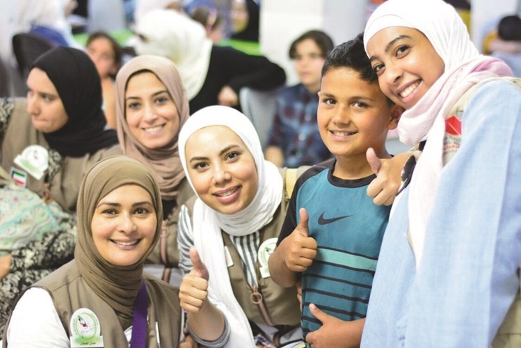ادهم يتوسط فريق المتطوعات