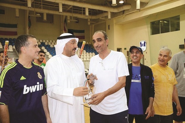 دحمد الحساوي يكرم اقدم لاعب بالصالات كامل خليل