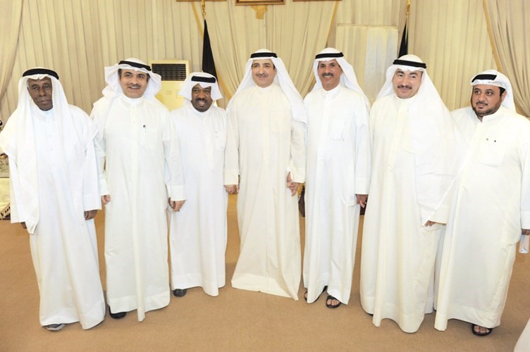 جمال العمر متوسطا بعض الحضور ويبدو د احمد الاثري
