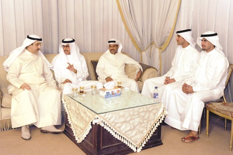 جمال العمر مع بعض المهنئين
