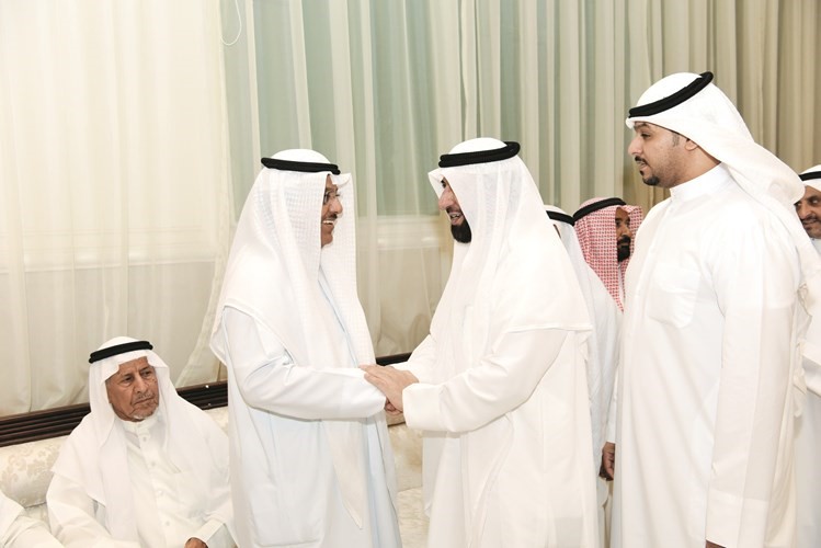الخرينج اثناء استقبال المهنئين
